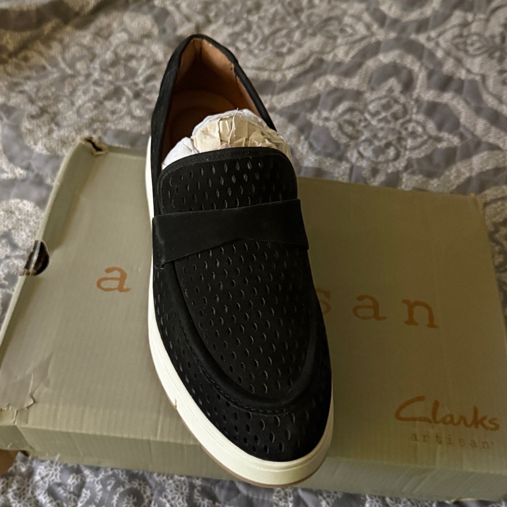 Clarks Loriini Edge Black Nubuck Suede Perforated Platform Loafers NIB Sz 10 - Picture 8 of 11